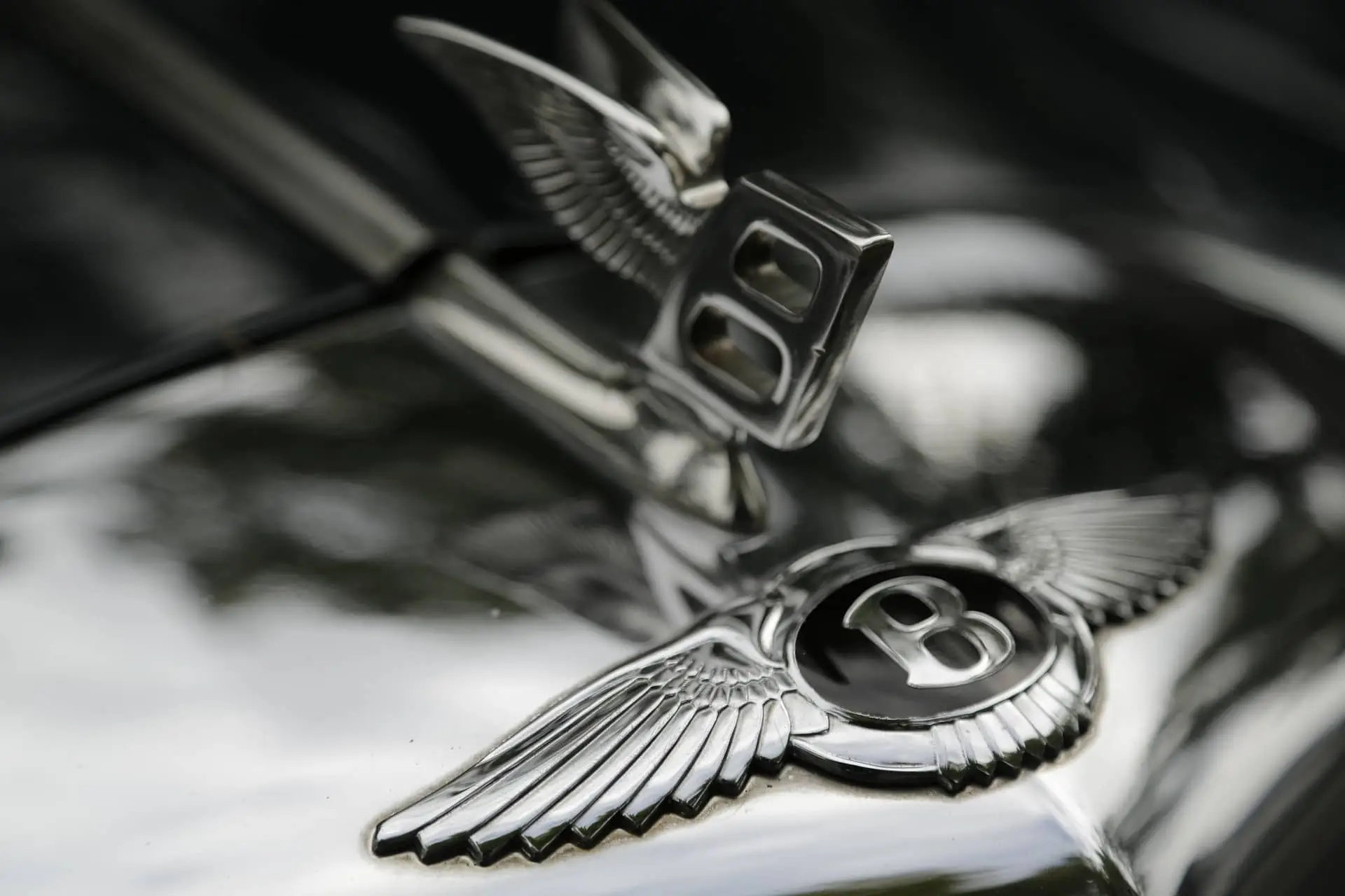 Раскрыты первые подробности об электрическом кроссовере Torcal от Bentley Логотип Bentley