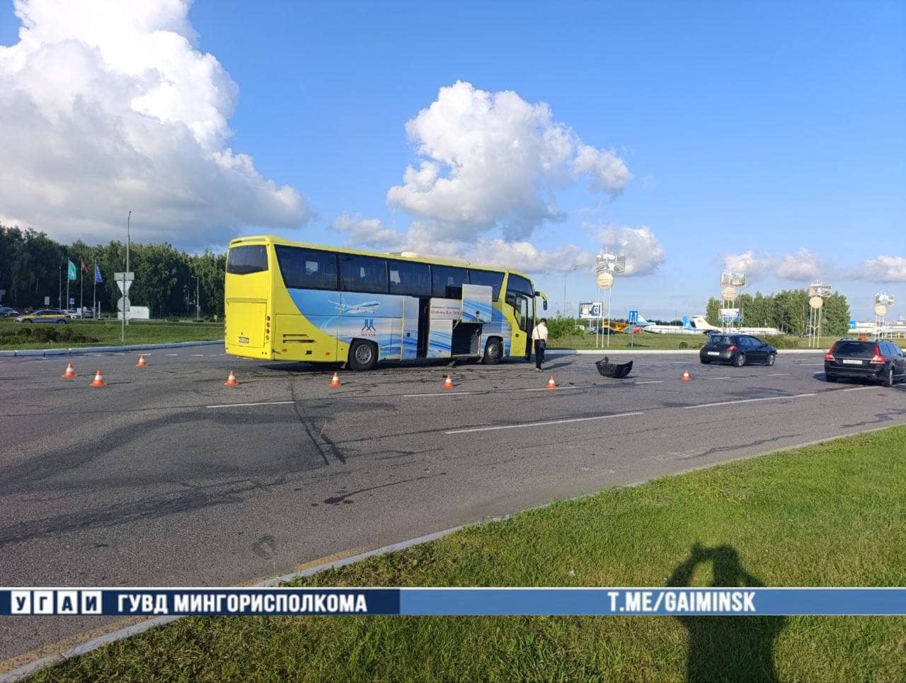 Возле Национального аэропорта Минск столкнулись легковой автомобиль и автобус ДТП в Минске