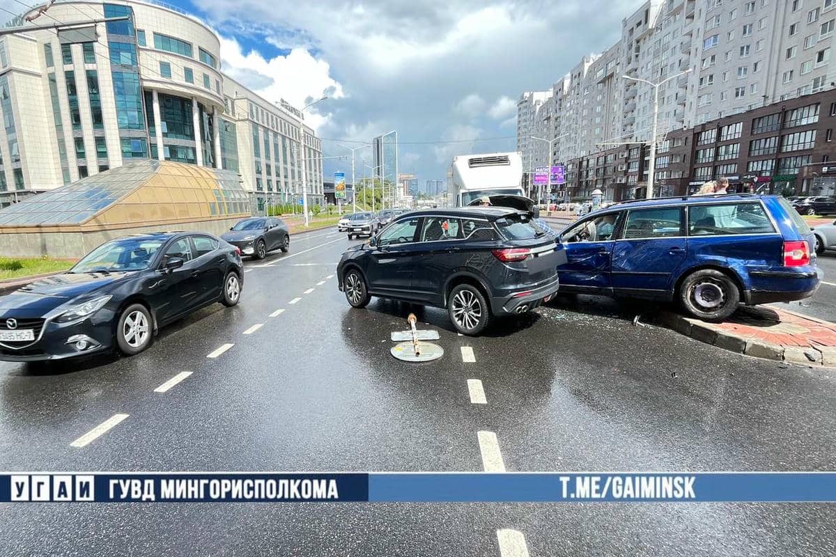 В Минске четыре авто столкнулись из-за разворота не с той полосы ДТП в Минске