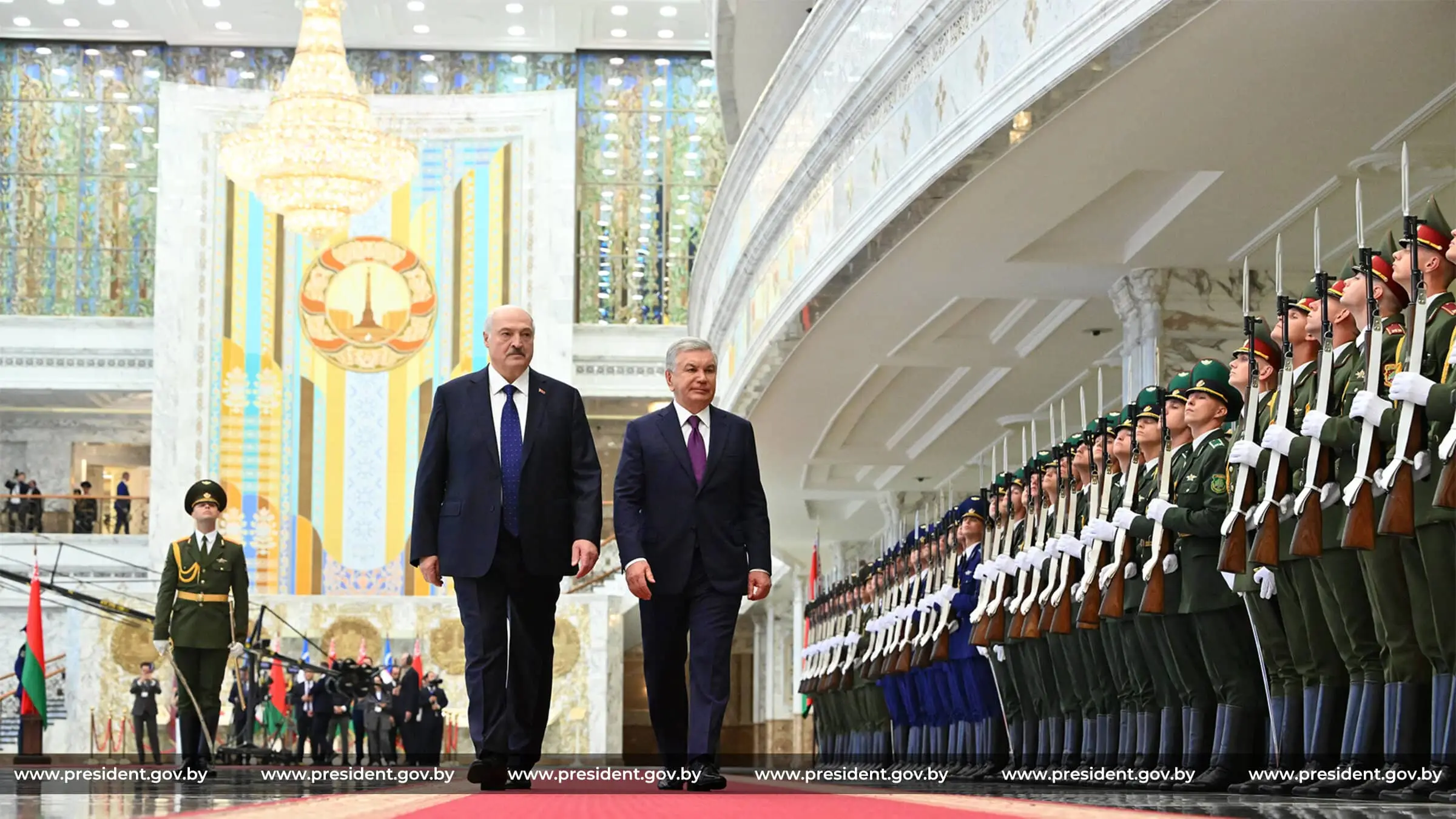 Завершён визит президента Узбекистана в Беларусь. Лукашенко лично проводил Мирзиёева в аэропорту Лукашенко и Мирзиёев