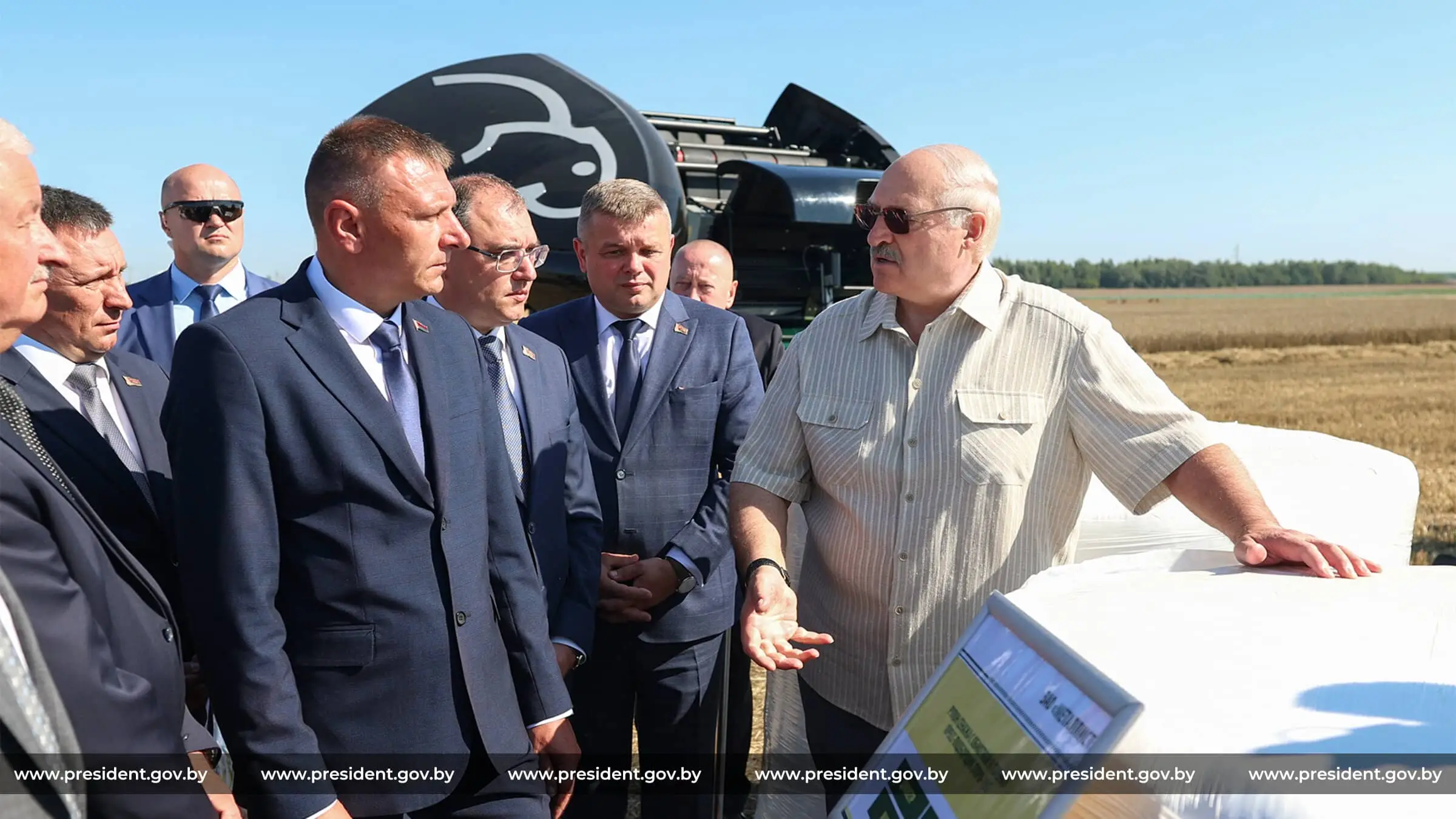 Лукашенко осмотрел белорусский пресс-подборщик и потребовал качества на уровне импортных аналогов Александр Лукашенко