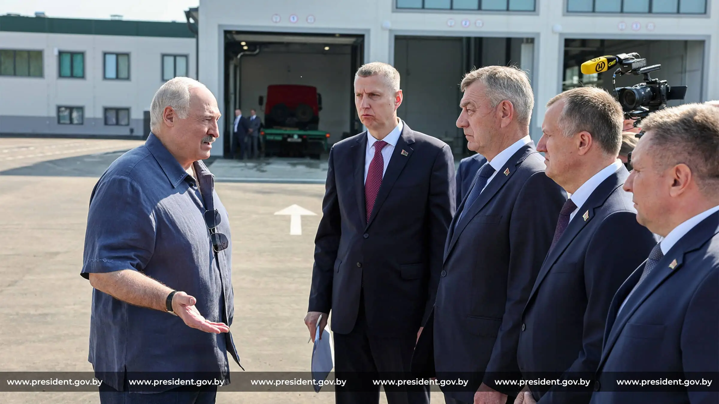 Лукашенко рассматривает перспективы развития агросервисов в Беларуси на примере объекта в Шклове Лукашенко в Шклове