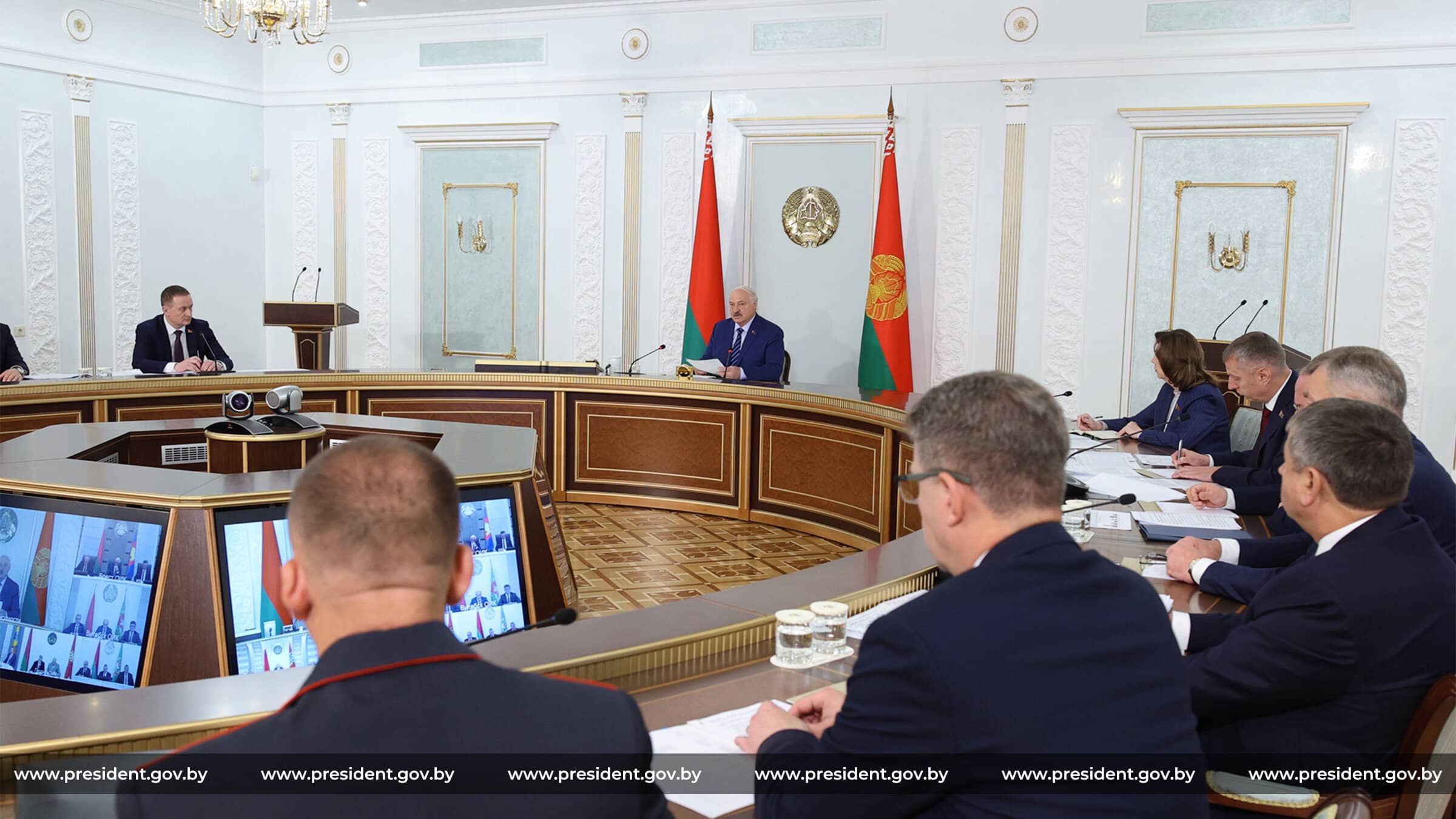 Лукашенко пригрозил отправкой в армию тем, кто «не умеет» работать на уборочной Совещание у Лукашенко
