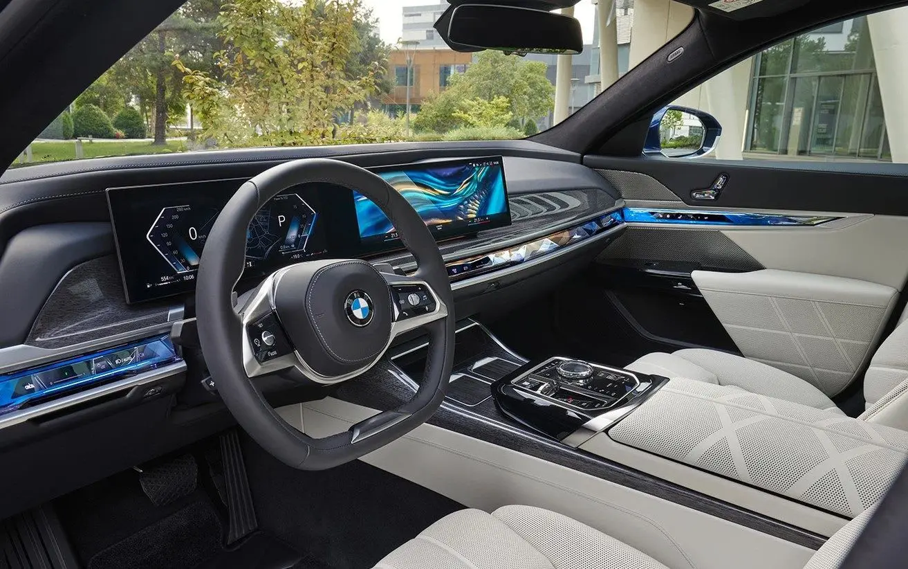 Рискуют стать «кирпичами». У Audi, BMW и Zeekr после обновления ПО возникают серьезные проблемы салон автомобиля