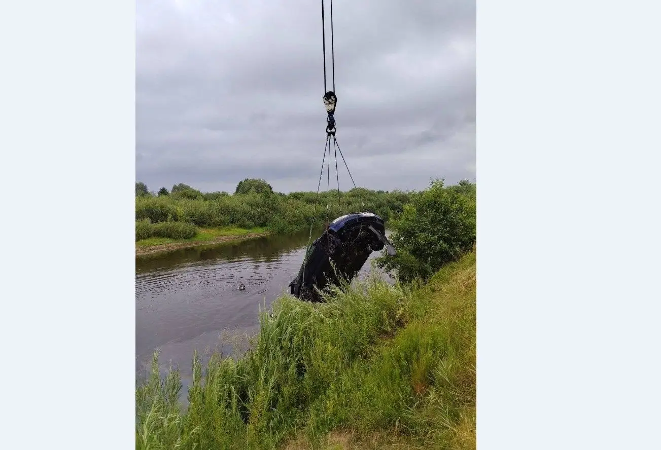 Под Новогрудком машина сорвалась с обрыва и полностью ушла под воду автомобиль над водой