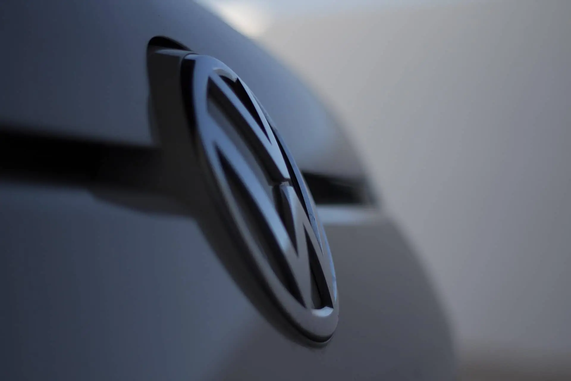 Глава Volkswagen считает нереалистичным закрытие заводов концерна до 2030 года Логотип Volkswagen