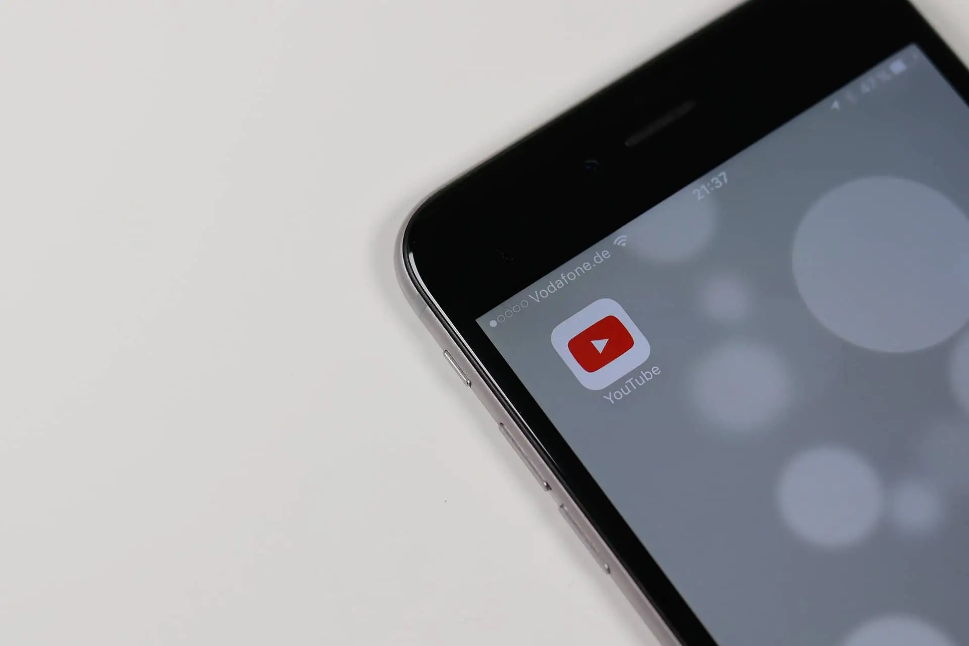 YouTube в России показал рост даже с ограничениями, в отличие от «VK Видео» YouTube на телефоне