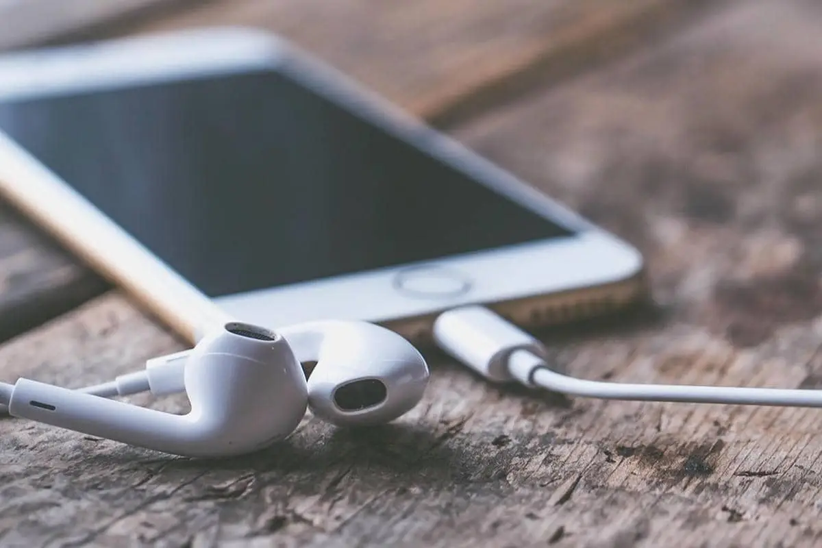 Обновление iOS 26.6. Apple просит пользователей срочно обновить свои iPhone Наушники и iPhone