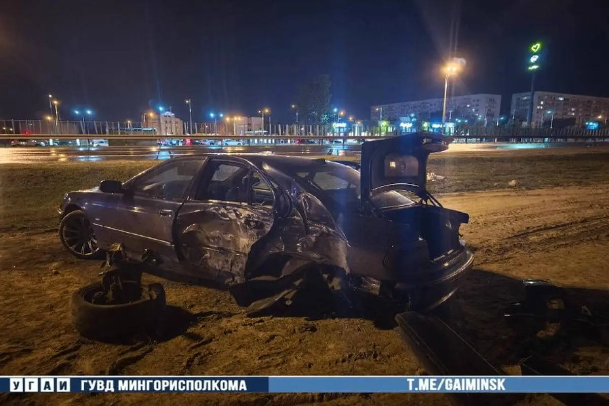 На МКАД в Минске 21-летний водитель BMW врезался в осветительную мачту Разбитое авто