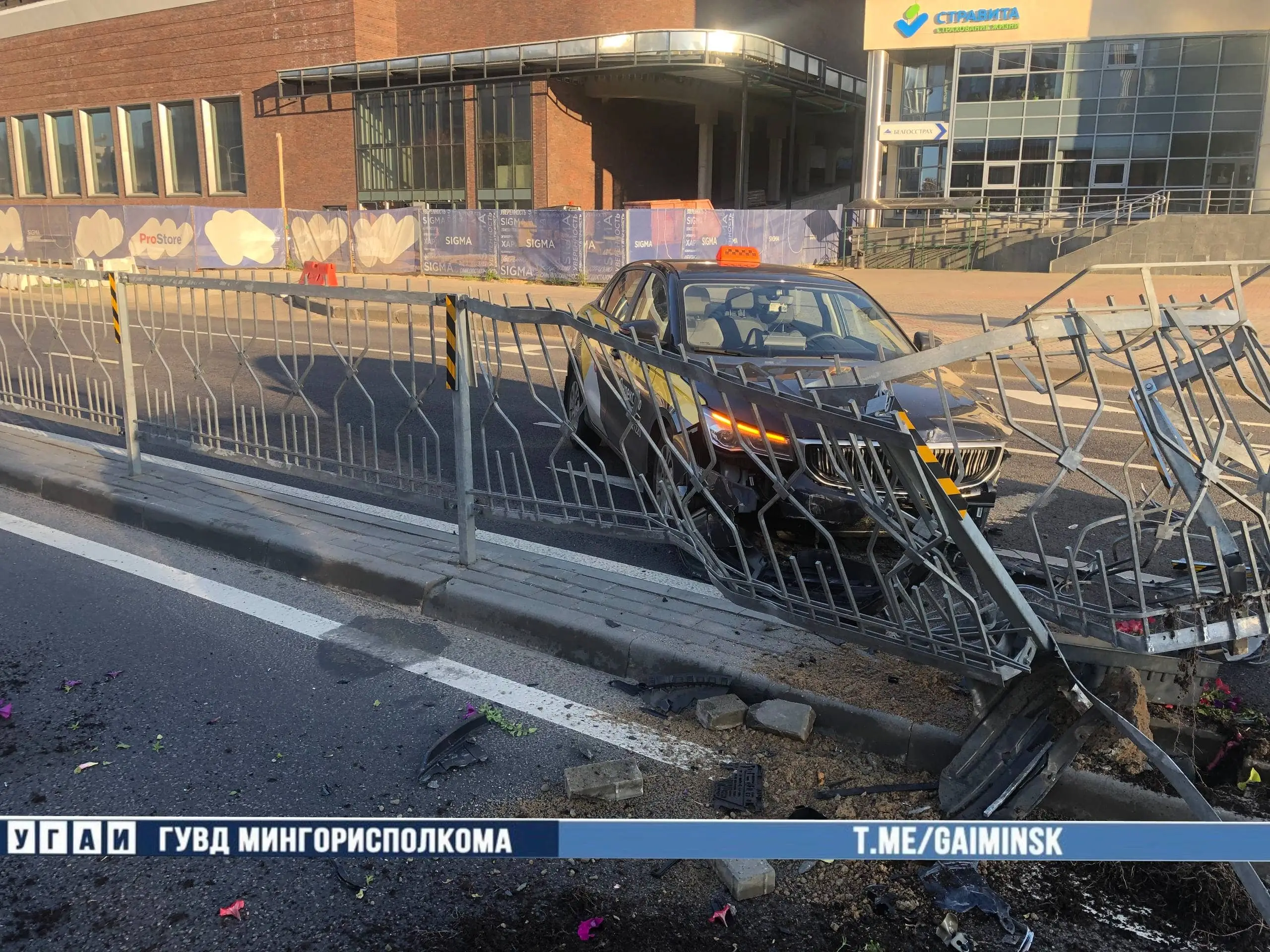 Водитель Belgee отвлекся и врезался в ограждение на Немиге в Минске Разбитый автомобиль