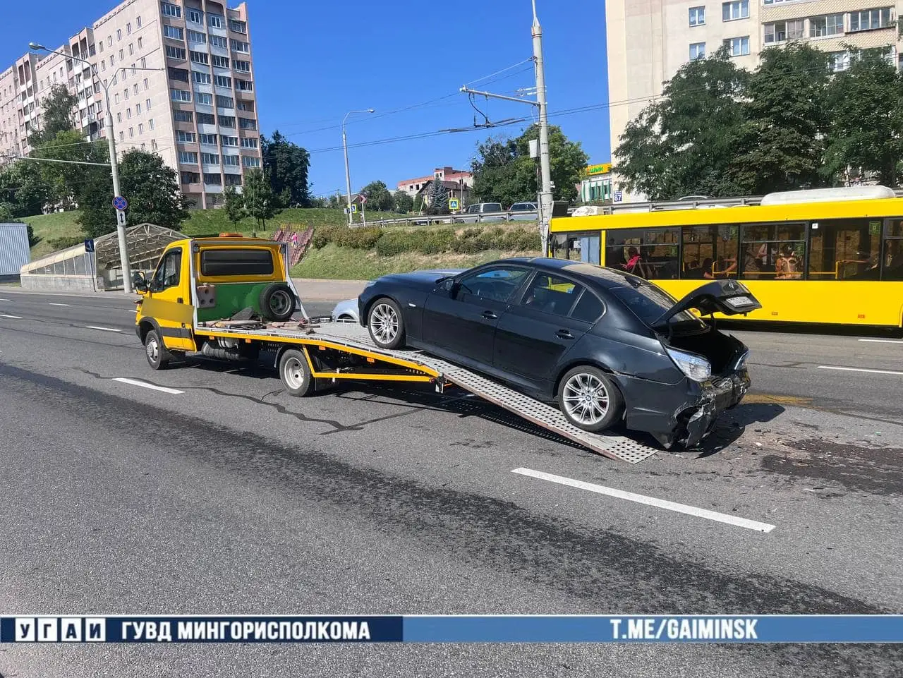 В Минске сломавшийся автомобиль заехал на эвакуатор не по своей воле – его «подтолкнула» легковушка Автомобиль на эвакуаторе