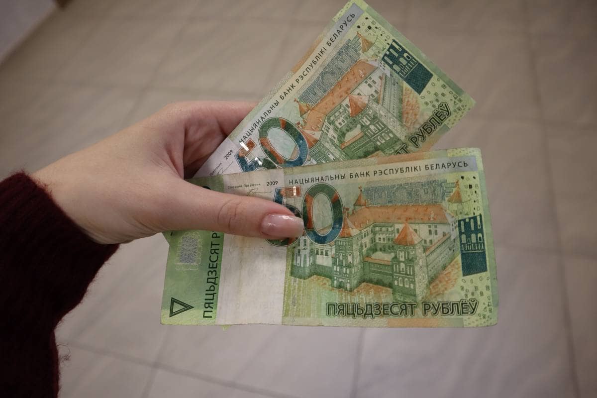 Минчанин едва не отдал все деньги мошенникам, действовавшим по схеме «лжеполиклиника» Деньги в руках