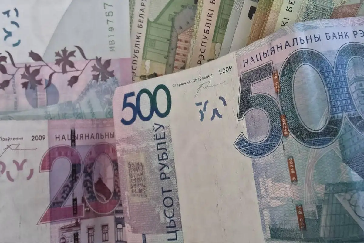 Почти 300 звонков мошенников поступило белорусам за сутки. Милиция задержала курьеров со 140 тыс. рублей Белорусские деньги