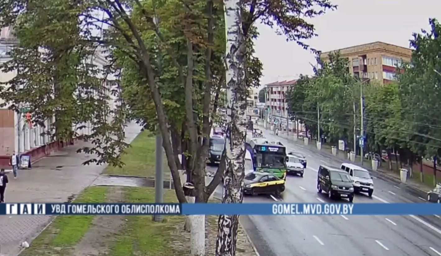 В Гомеле женщина-таксистка протаранила маршрутку автомобили на улице