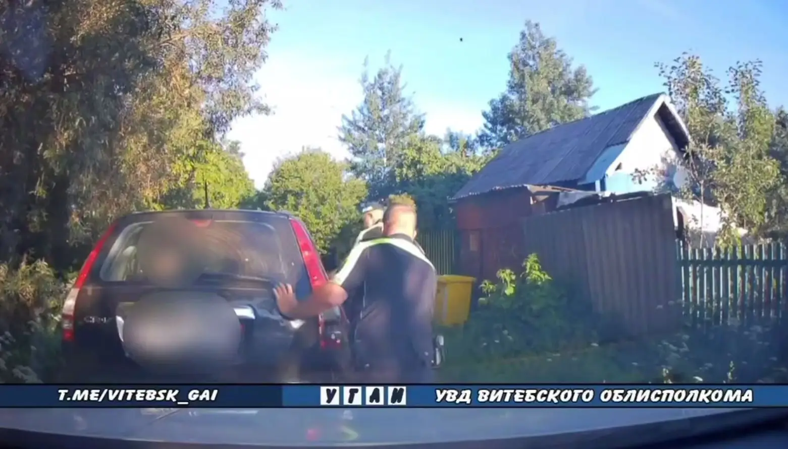 Пьяный бесправник хотел скрыться от ГАИ в Витебске люди у автомобиля