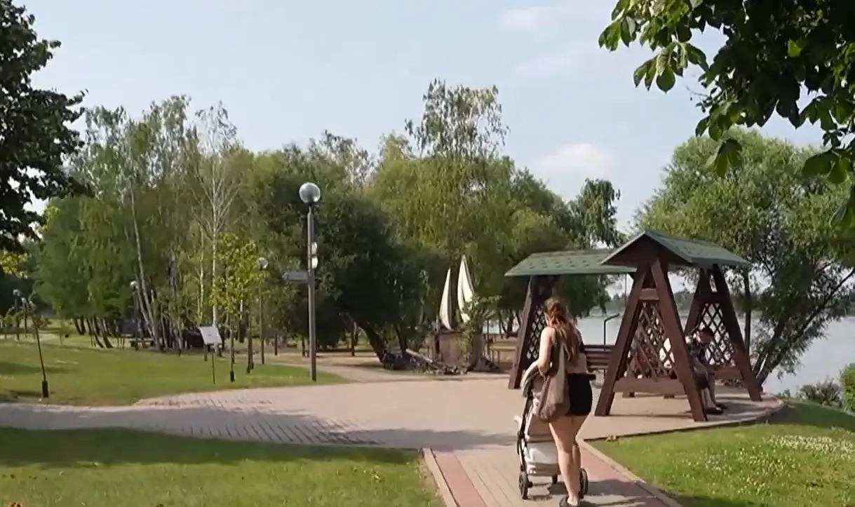 В санаториях Беларуси уравняли цены для жителей страны и россиян девушка с коляской