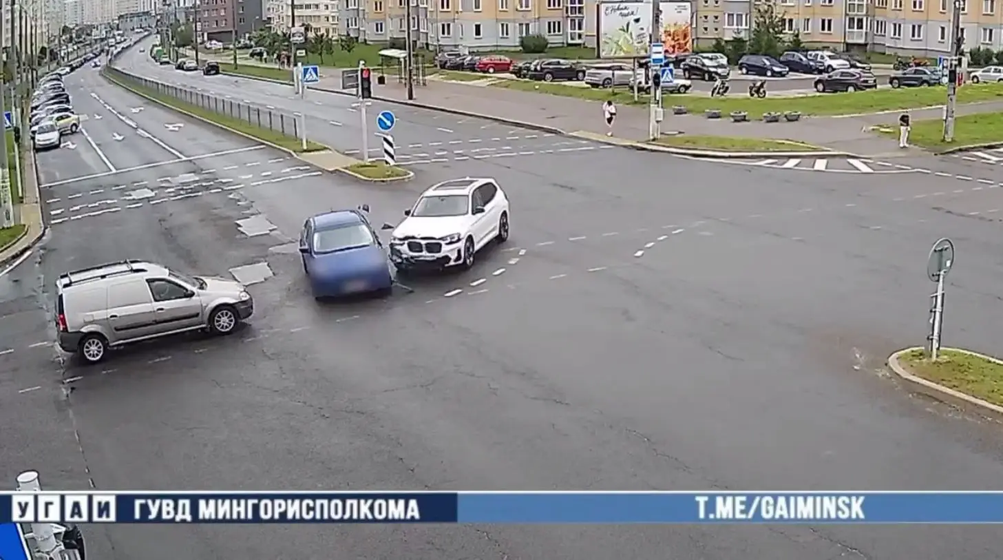 В Минске дама на «Форде» поехала на красный, встретилась с БМВ и светофором, после чего оказалась в больнице столкнувшиеся автомобили
