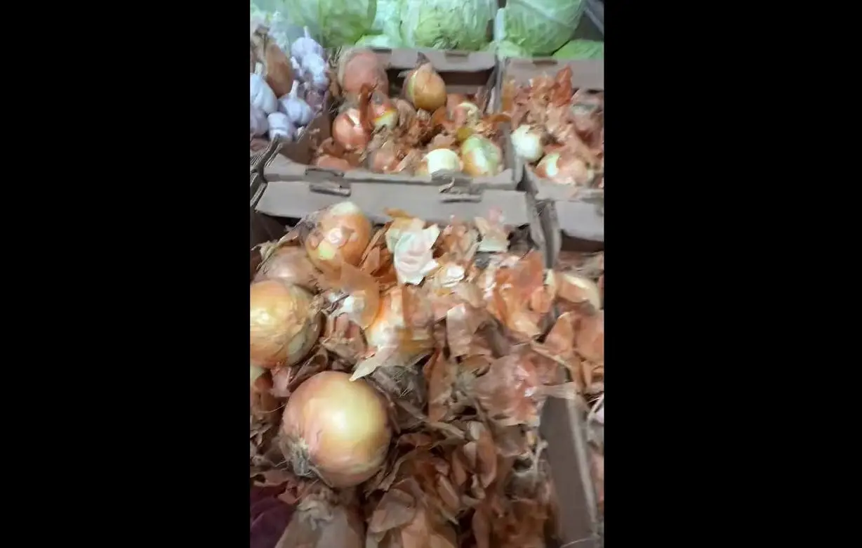 В магазинах Минска заметили гнилой лук, просрочку и даже металл в продуктах. Санслужба отреагировала овощи в магазине