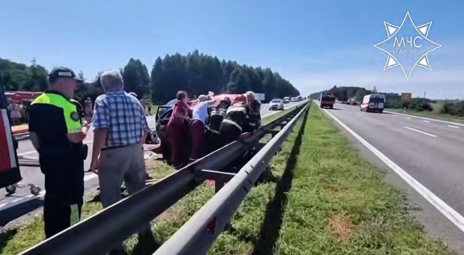 Под Ивацевичами работники МЧС спасли пассажирку легковушки люди на дороге