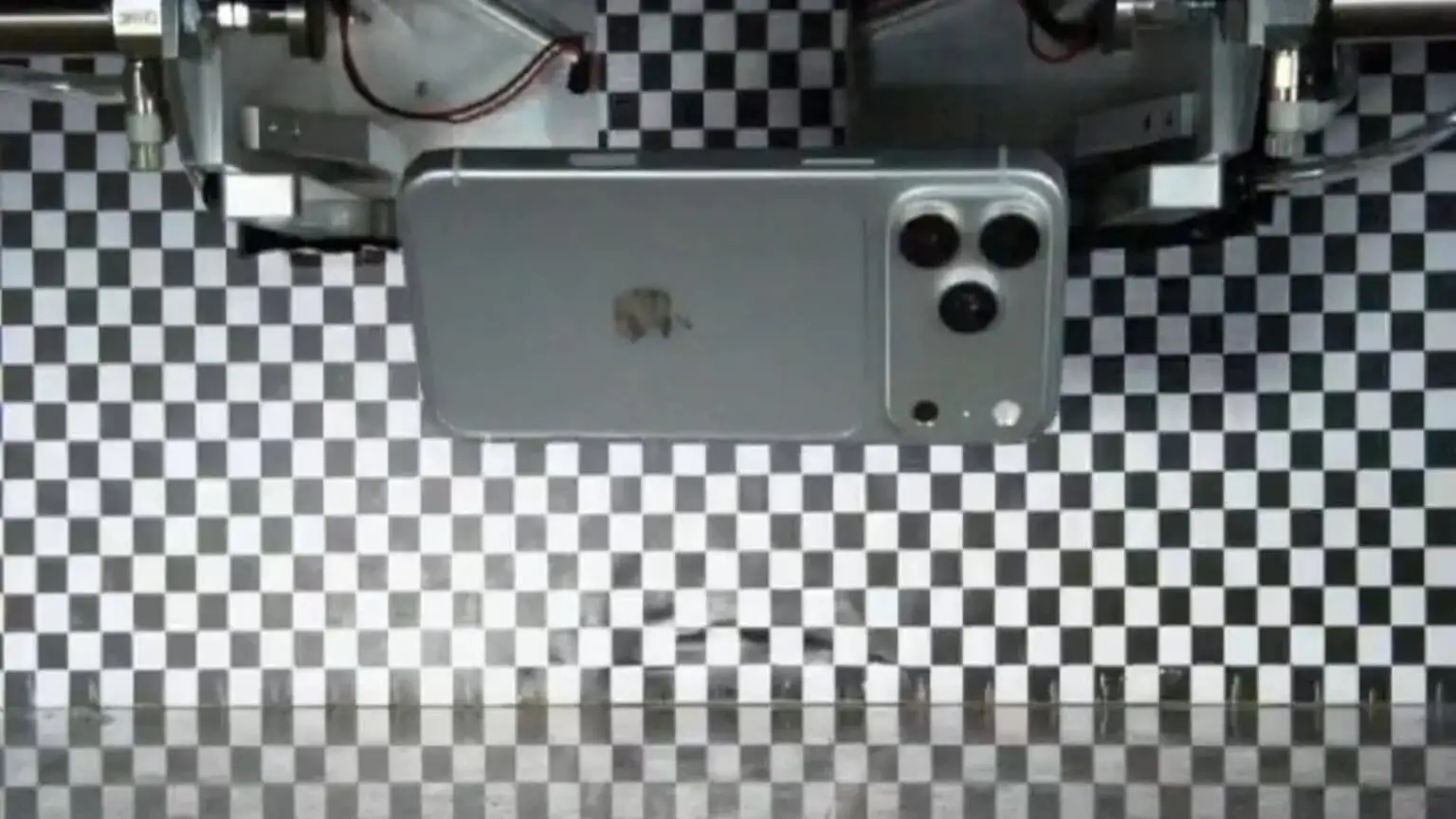 Никакой интриги: в сеть утекли документы и видео с новым iPhone 18 Pro смартфон на столе