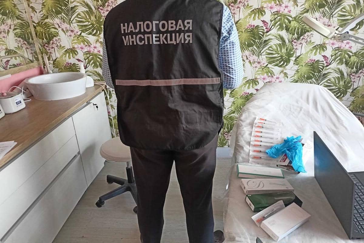 Налоговая пресекла деятельность косметолога без лицензии, делавшего опасные инъекции по всей Беларуси Налоговый инспектор
