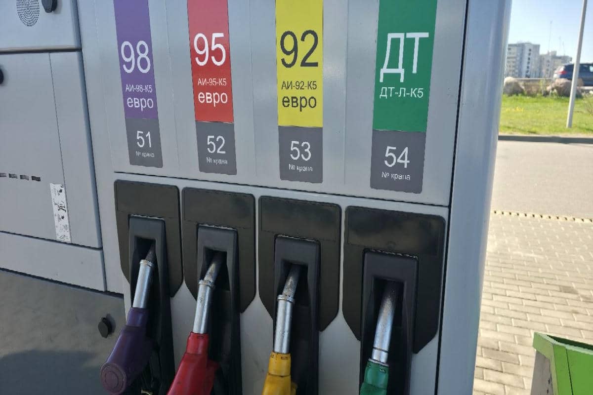 Белорусов предупредили о последствиях покупки окрашенного топлива Топливная колонка