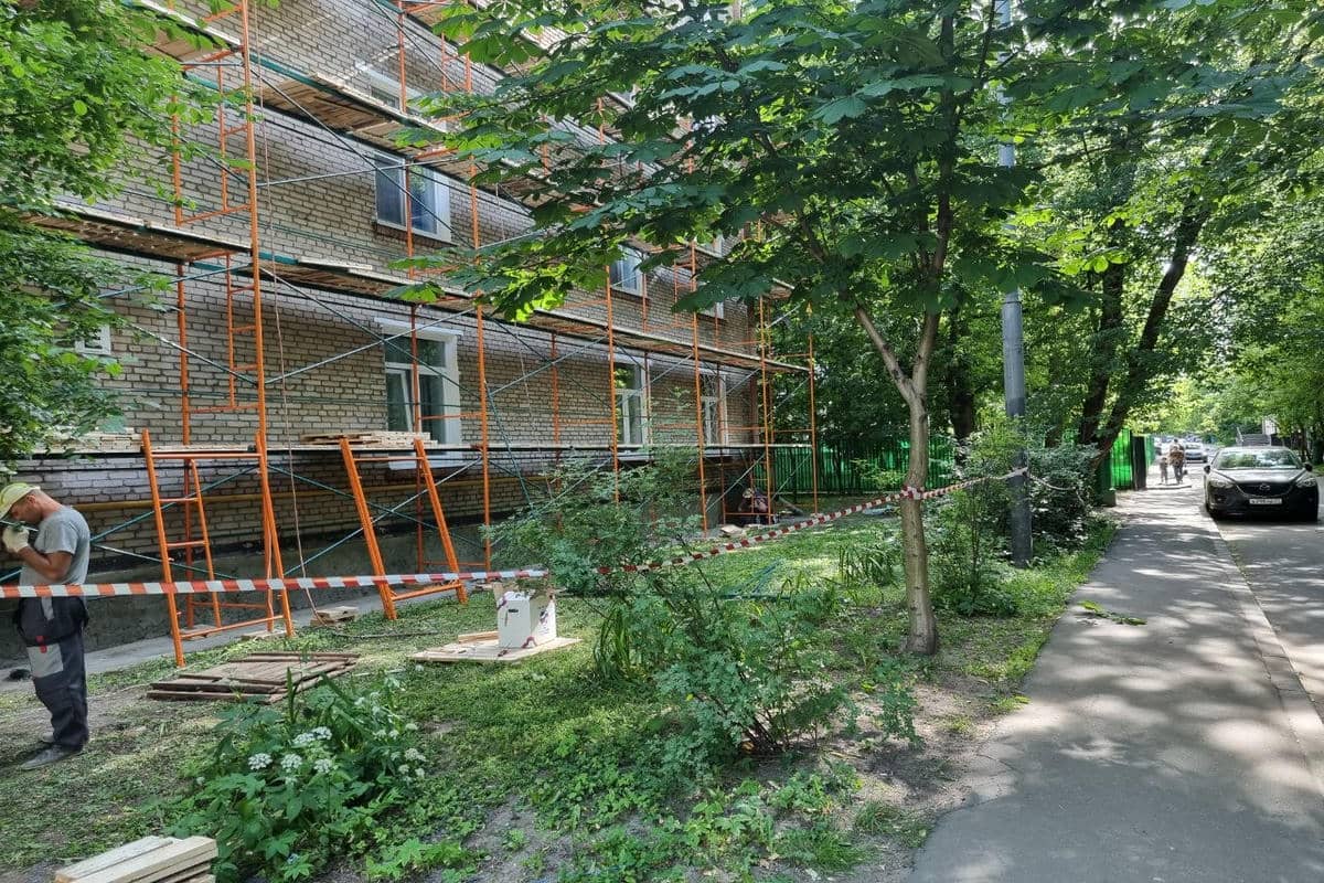 План перевыполнен. В Минске за полгода капитально отремонтировано 225,9 тыс. кв. м жилья Строительные леса