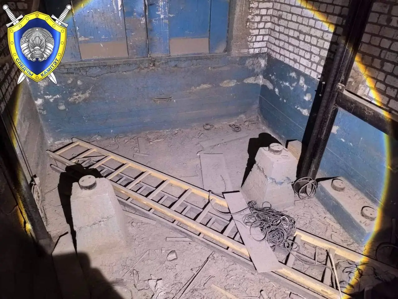 В Могилеве сварщик упал в шахту грузового лифта на промплощадке и погиб Шахта лифта