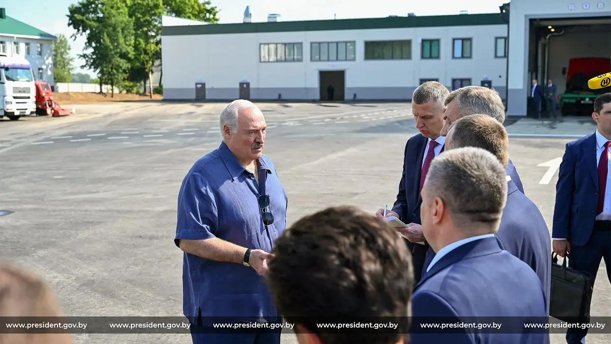Лукашенко распорядился «настойчиво переходить на отопление пеллетами» Александр Лукашенко