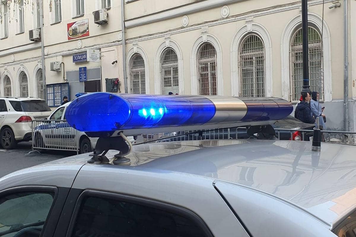В пригороде Парижа эвакуировали 300 человек из-за подозрительного автомобиля с оружием Проблесковые маячки