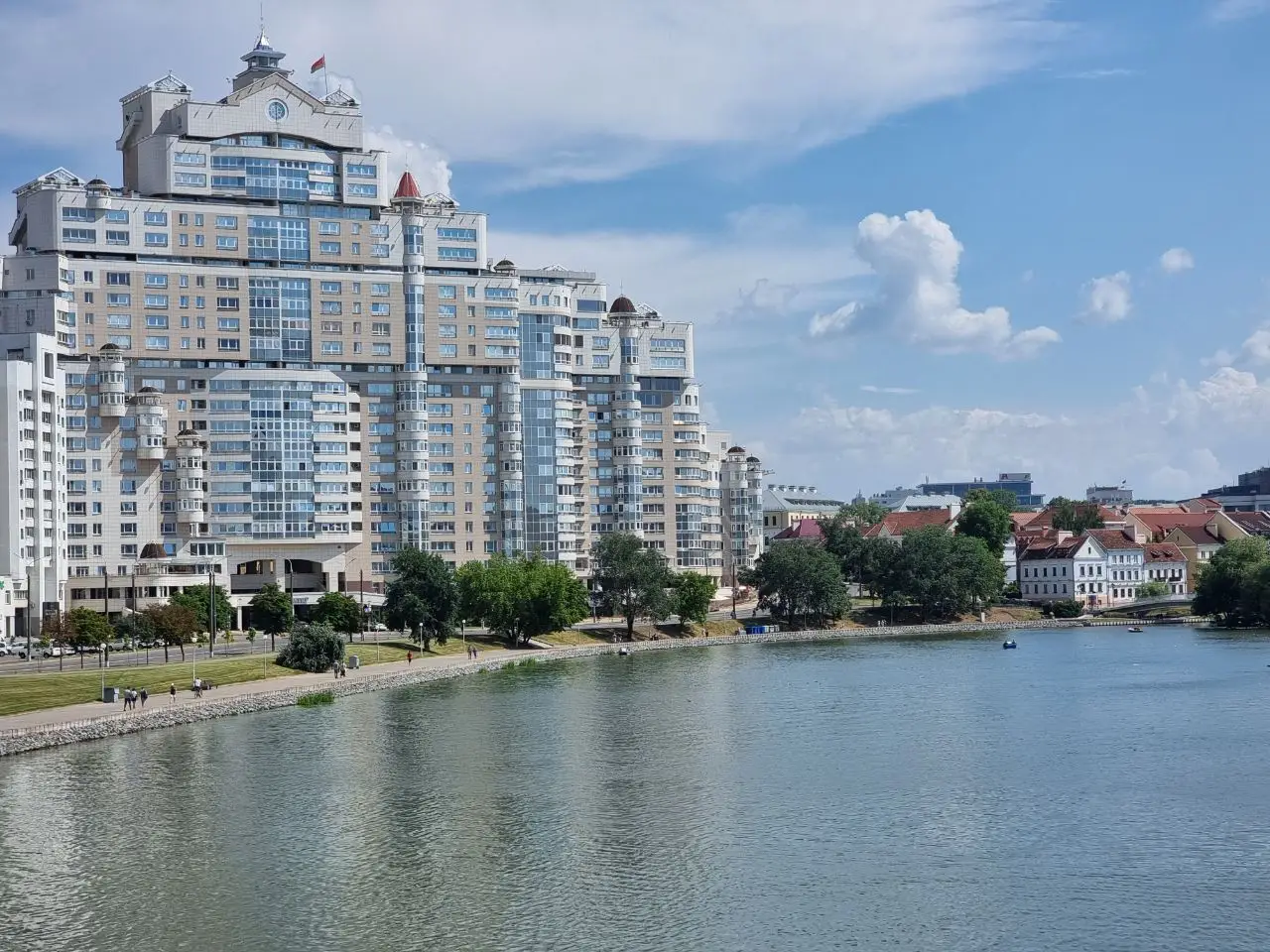 Новости сегодня за 8 июля 2026 года: прибытие Мирзиёева, транспортные ограничения в Минске, скачки на бирже и резкий взлет цен на нефть дом у реки