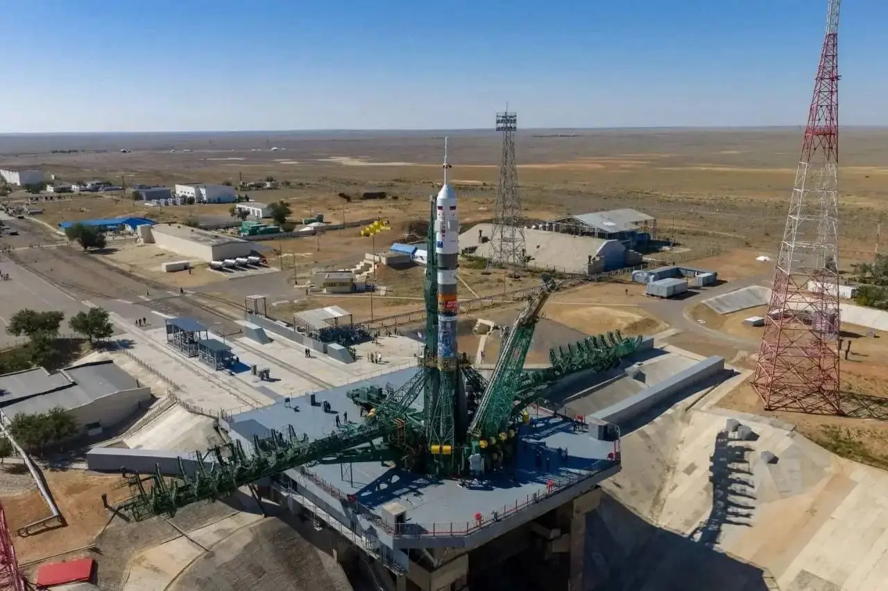 На Байнуруре установили ракету с «Союзом МС-29»: международный экипаж с рекордсменом готовится к старту запуск ракеты