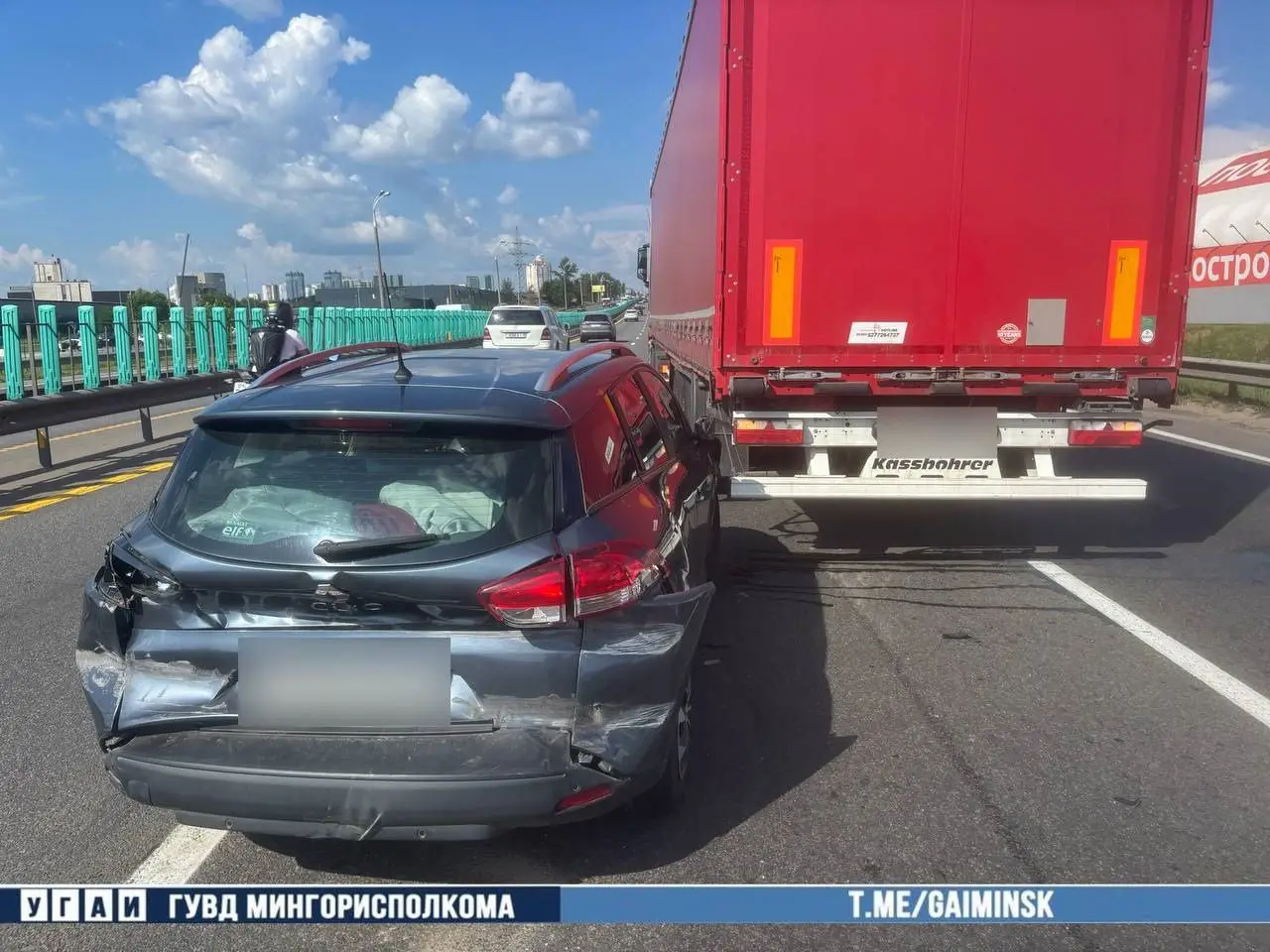 На Минской кольцевой фура протаранила легковушку. Та от удара влетела в ограждение легковушка и фура