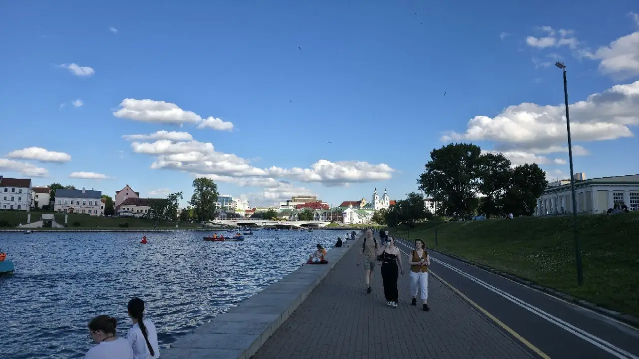 Новости сегодня за 13 июля 2026 года: Гомель под водой, энергетический курс Лукашенко, укрепление рубля и стоимость обучения в вузах Беларуси люди у реки