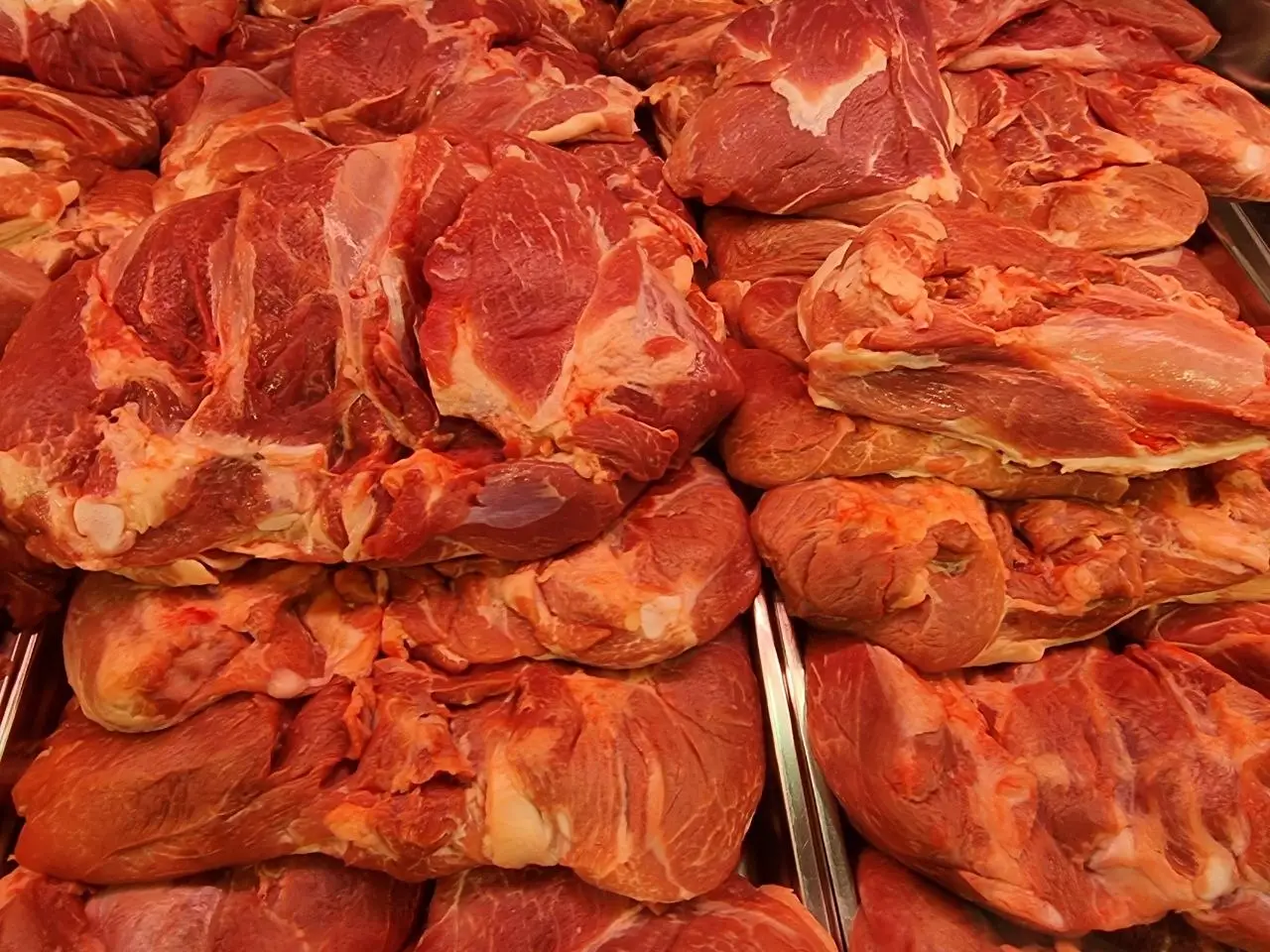Что будет, если мариновать мясо в кефире: станет нежным, но не передержите мясо на прилавке