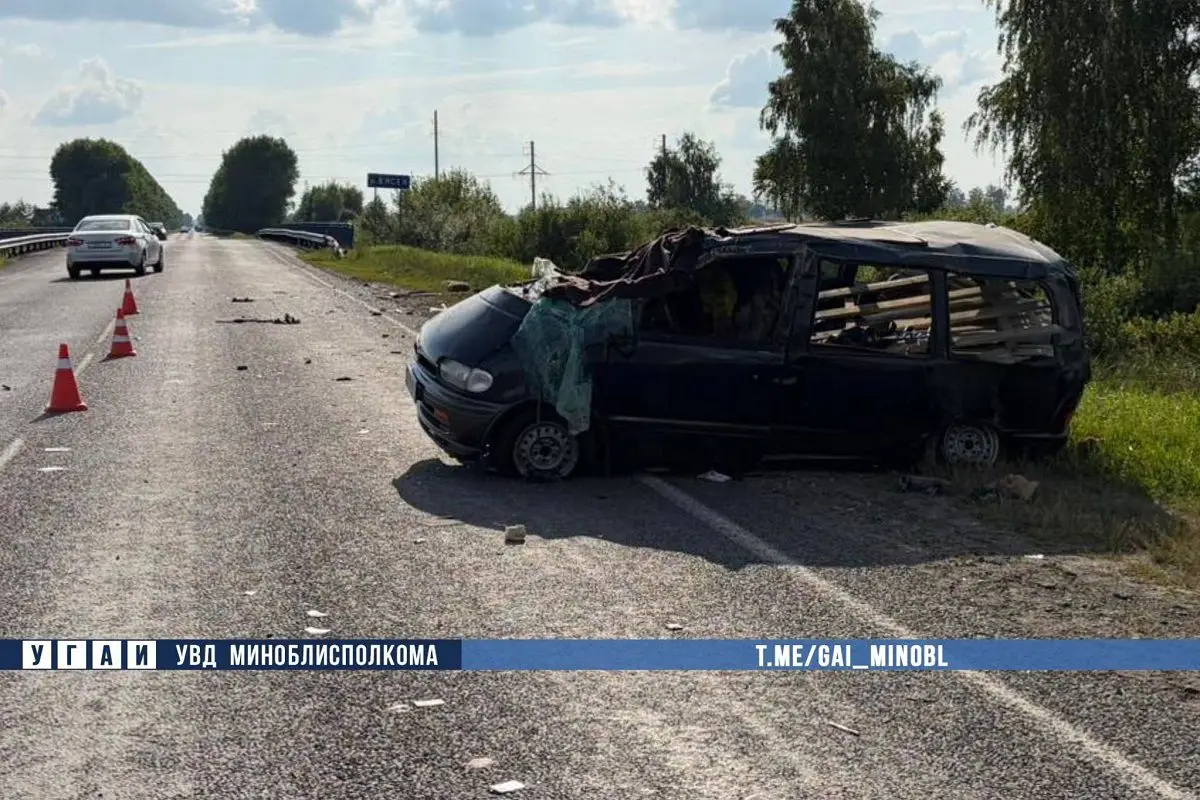 Под Слуцком погиб пассажир минвэна, водитель в больнице автомобиль в кювете
