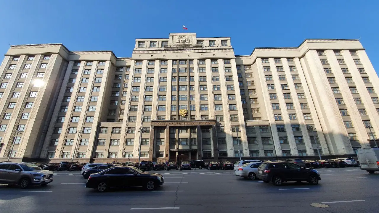 В Госдуме предложили приостановить действие утильсбора на автомобили здание Госдумы
