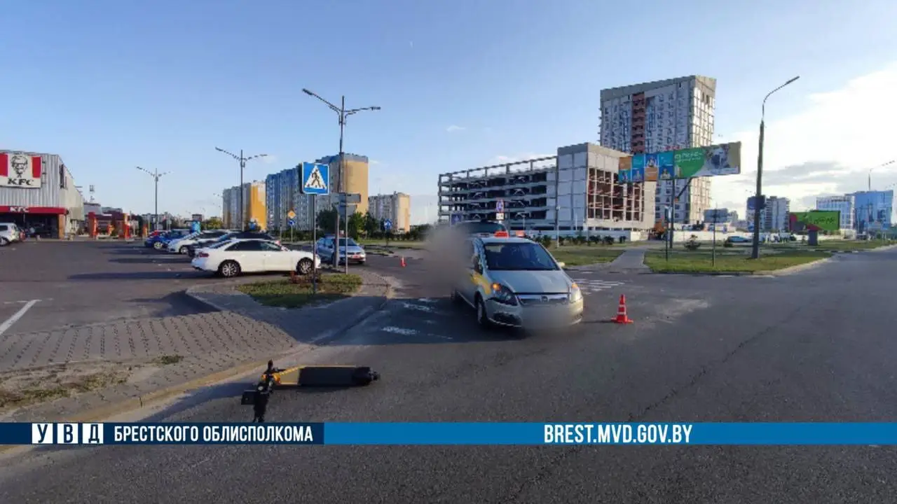 В Бресте таксист сбил двух подростков на электросамокате, 16-летняя девочка оказалась в больнице автомобиль такси