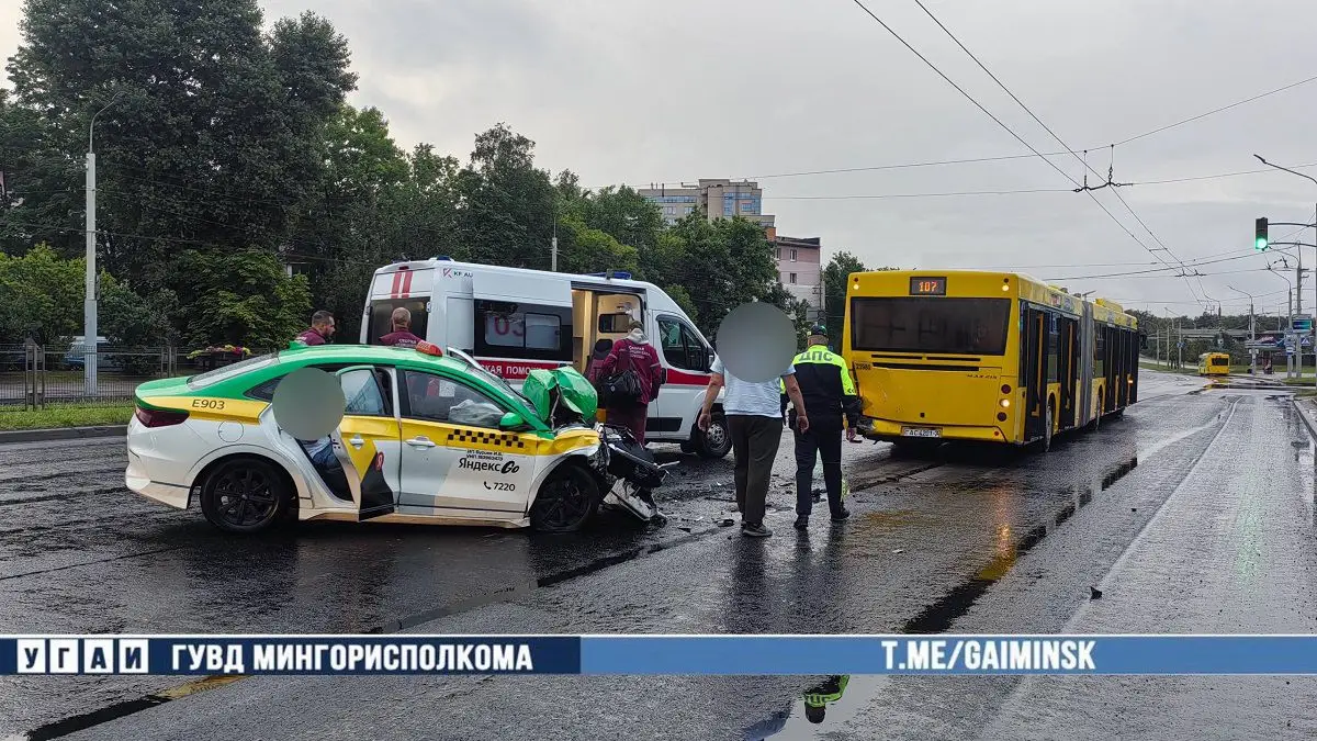 В Минске столкнулись легковушка и автобус, есть пострадавшие автомобили и автобус