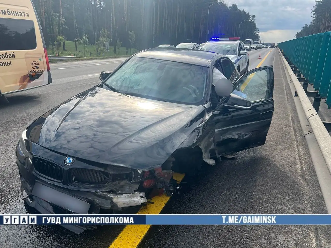 На Минской кольцевой BMW снес разделительное ограждение разбившийся автомобиль