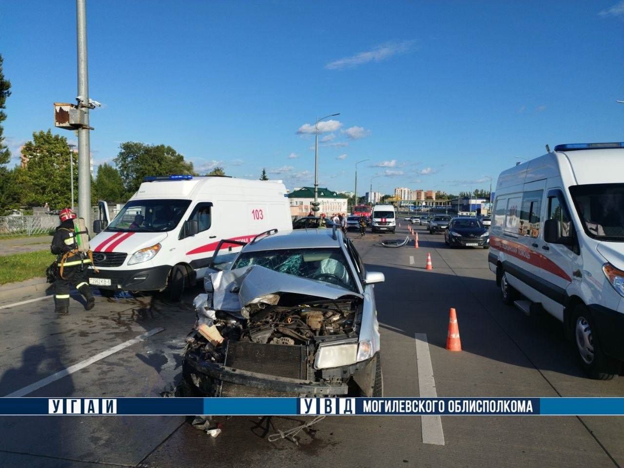 В Могилеве два «немца» столкнулись, один человек в больнице легковушка и скорые