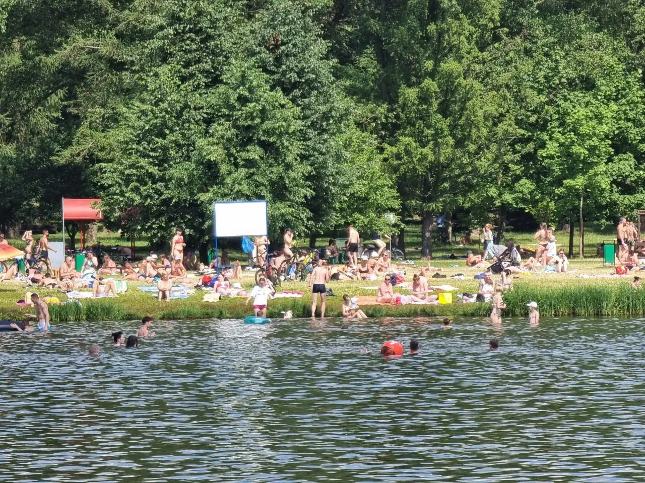 В Беларуси на нескольких пляжах ввели ограничения на купание люди на пляже