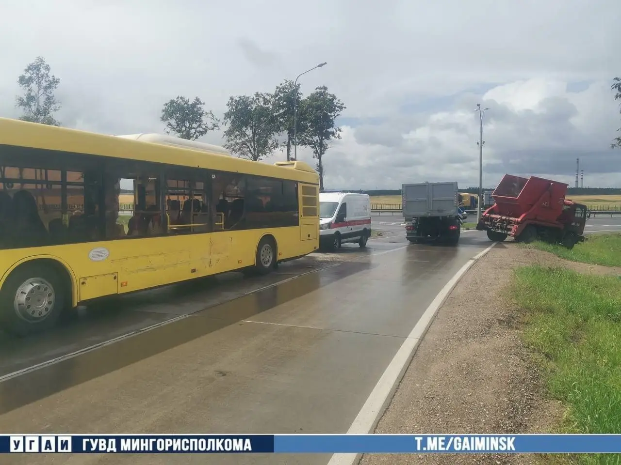 В Минске грузовик ушел в занос и протаранил автобус, пассажир пострадал машины и автобус