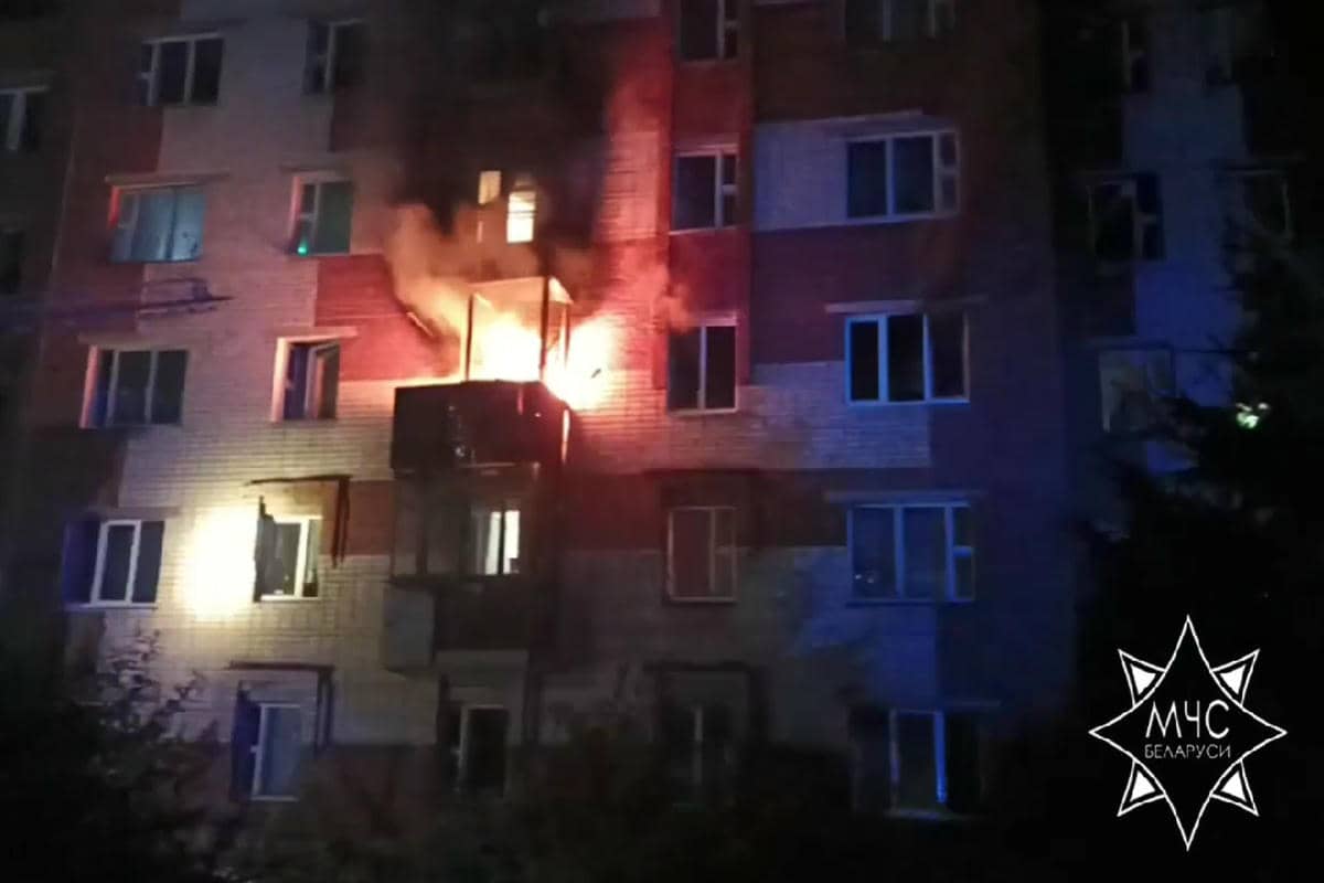 При пожаре в витебском общежитии эвакуированы 79 человек, включая 11 детей Пожар в Витебске