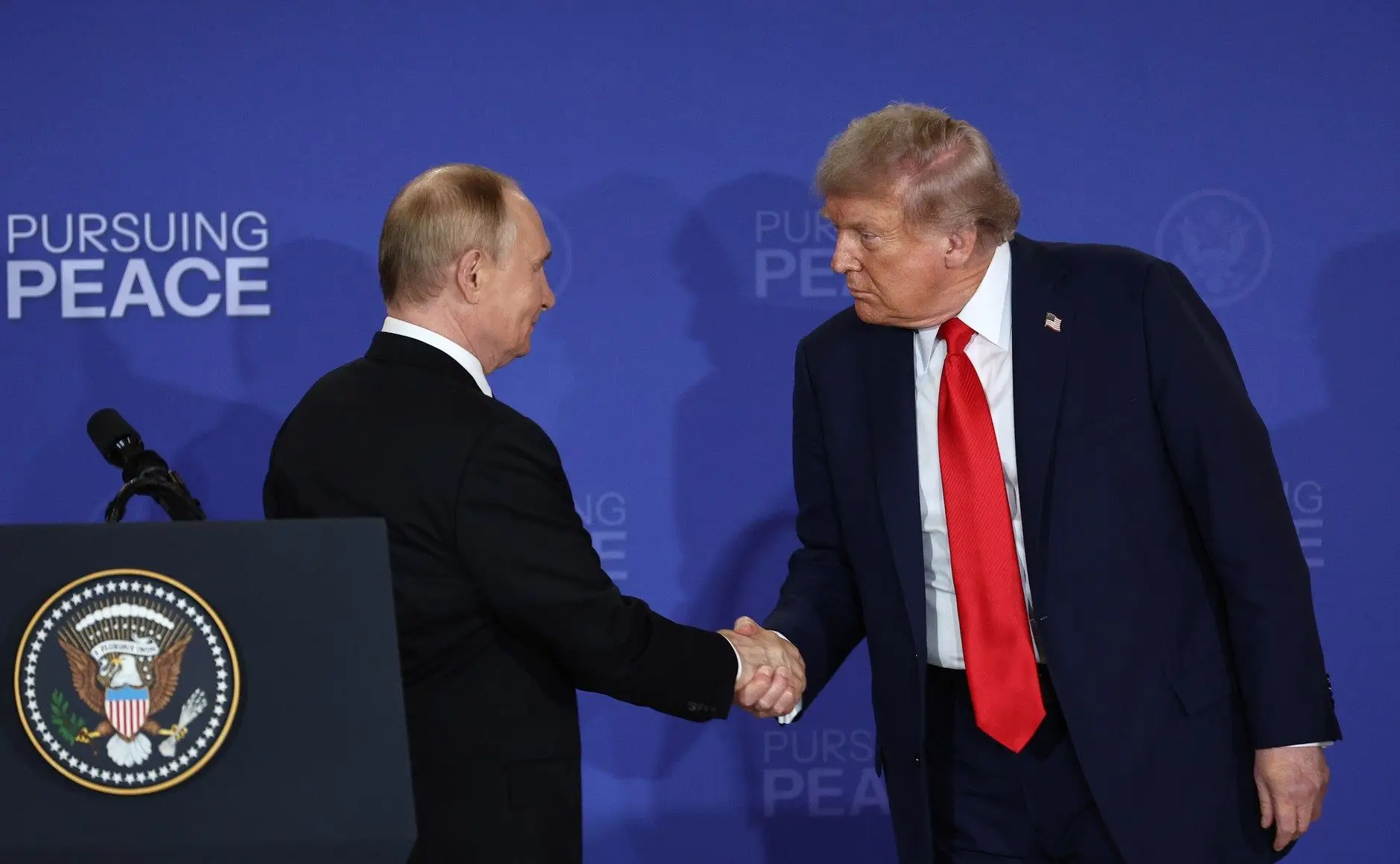 Путин сказал Трампу, что Россия возьмет весь Донбасс Путин и Трамп
