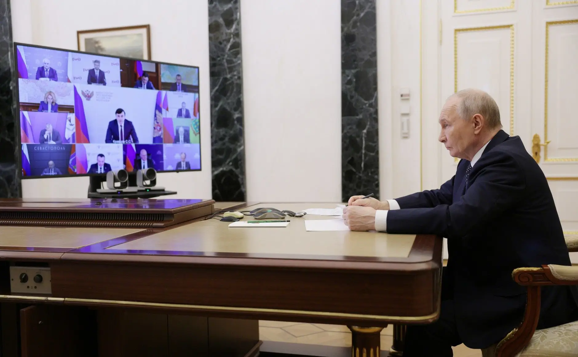 Ситуация с бензином. Путин распорядился дать Крыму субсидии Владимир Путин