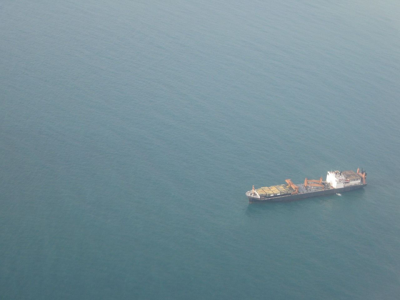 У берегов Омана были атакованы два греческих нефтяных танкера корабль в море