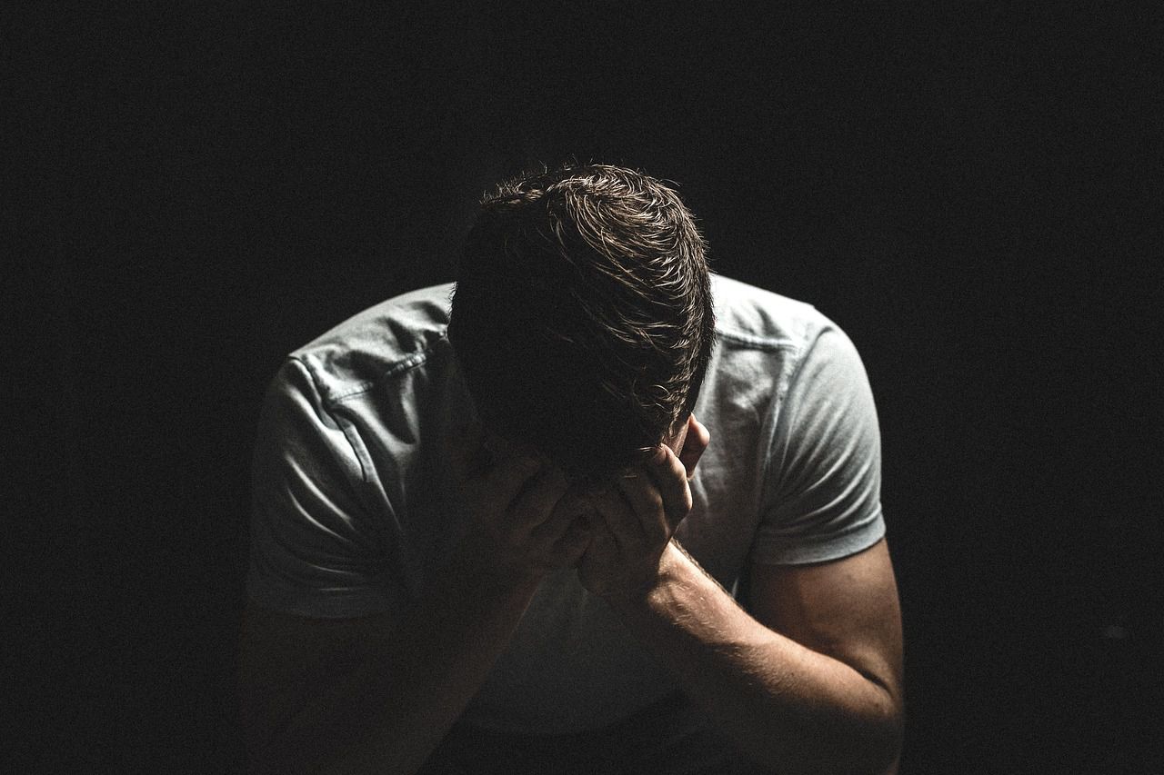 Почему нельзя втягивать родственников в ссоры: 3 последствия, которые сложно исправить мужчина