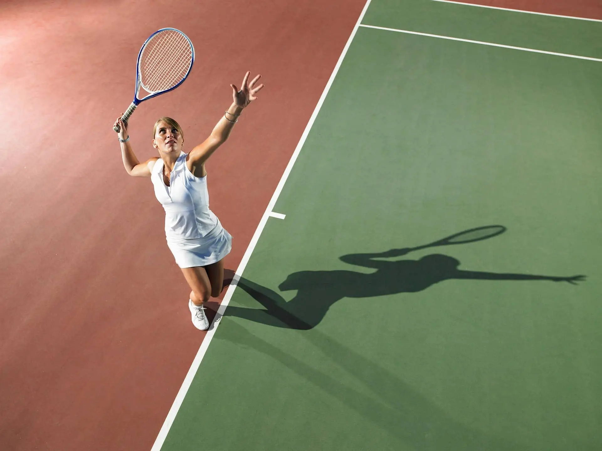 Для участия в турнирах WTA спортсменкам теперь нужно сдать гендерный тест Теннисистка с ракеткой
