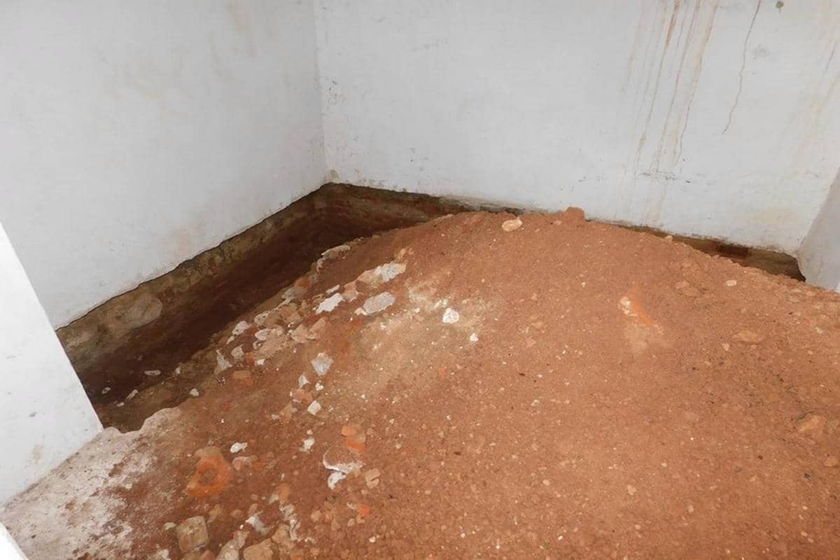 Под полом старинного храма в Городокском районе нашли человеческие останки Песчаная засыпка